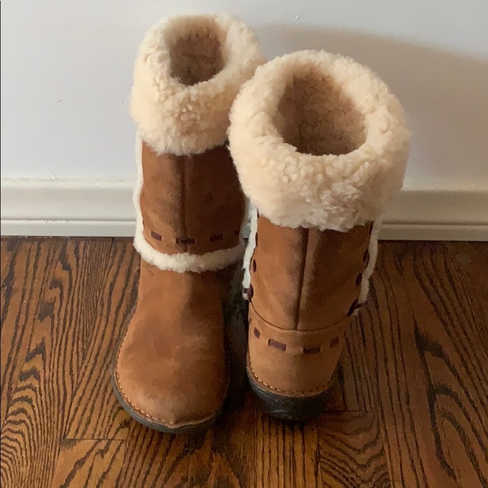 Ugg Women’s Leather & Sheepskin Boots EUC - Picture 3 of 7